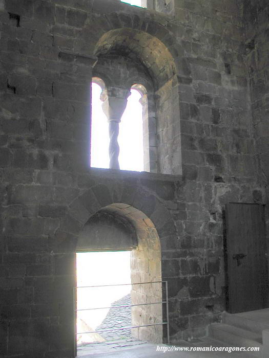 TORRE. INTERIOR LIENZO OESTE CON PUERTA Y  VENTANAL GEMINADO